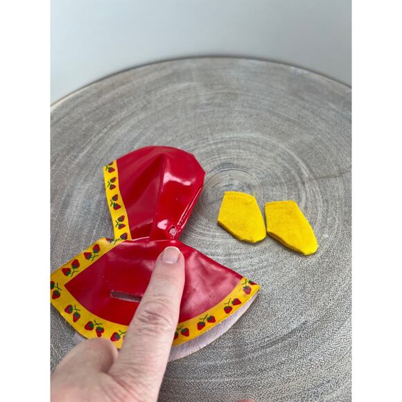 Vintage Kenner Strawberry Shortcake Berry Rainy Day Raincoat and 2 boot Socks - Picture 3 of 5